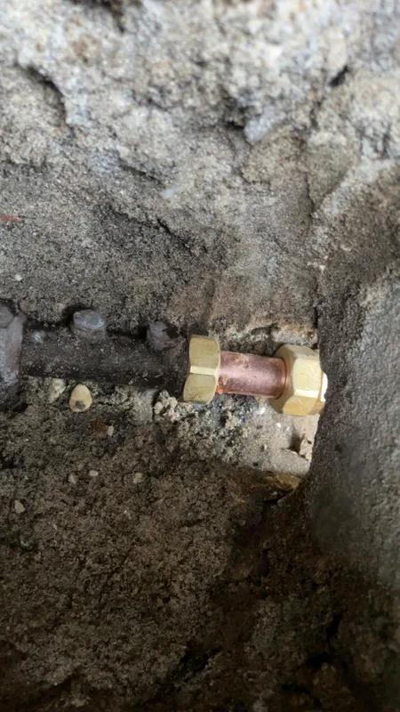 Raccord laiton sur tuyau cuivre réparé dans une saignée